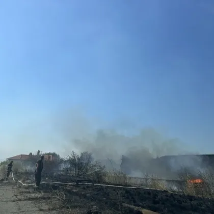 Пожар се запали до Летище Бургас СНИМКИ