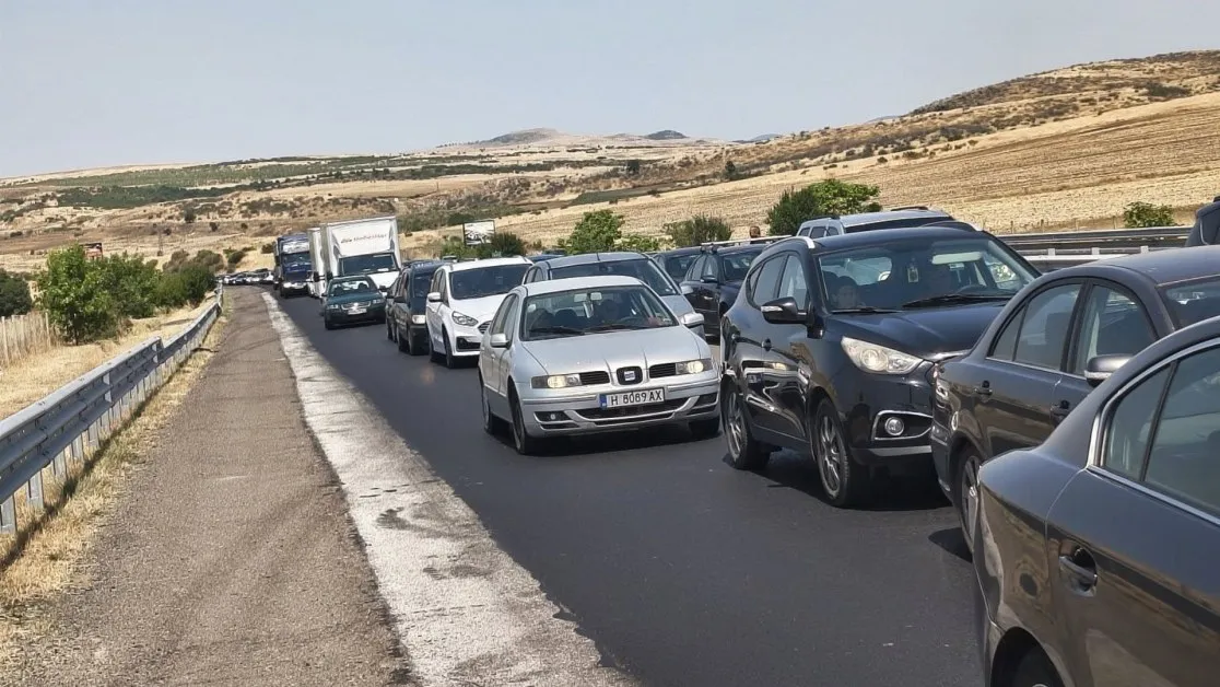 Автомобилите по АМ "Тракия" спряха заради катастрофа - опашката е километрична ВИДЕО и СНИМКИ