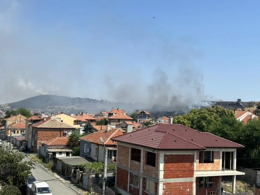 Две огнища горят до Карнобат СНИМКИ
