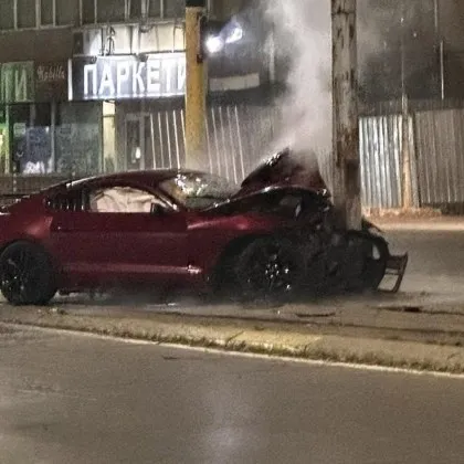 19 годишен младеж е този който е управлявал спортния автомобил забил