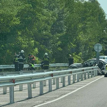 Моторист и кола с 2 малки деца се блъснаха на пътя Казанлък - Стара Загора