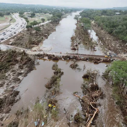 Търсенето на загиналите от опустошителните наводнения в Централен Тексас ставаше
