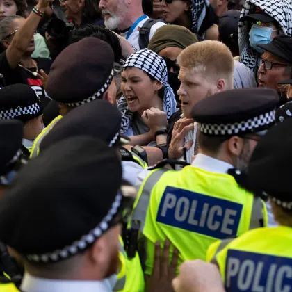 Британската полиция арестува над 20 души по подозрение за терористични