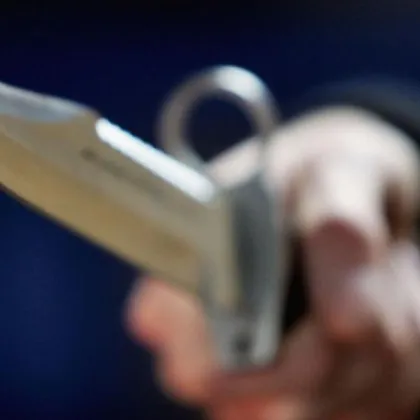 Екшън в Харманли 39 годишен мъж счупи прозорец на банка и рани полицай