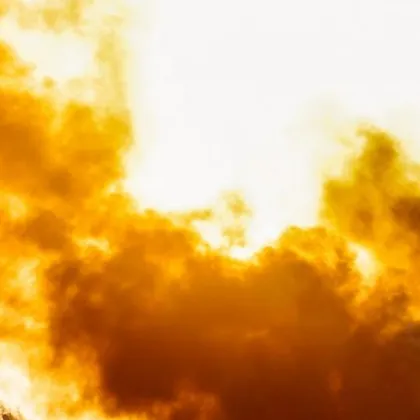 Испанските пожарникари снощи все още се бореха с пожара в завод