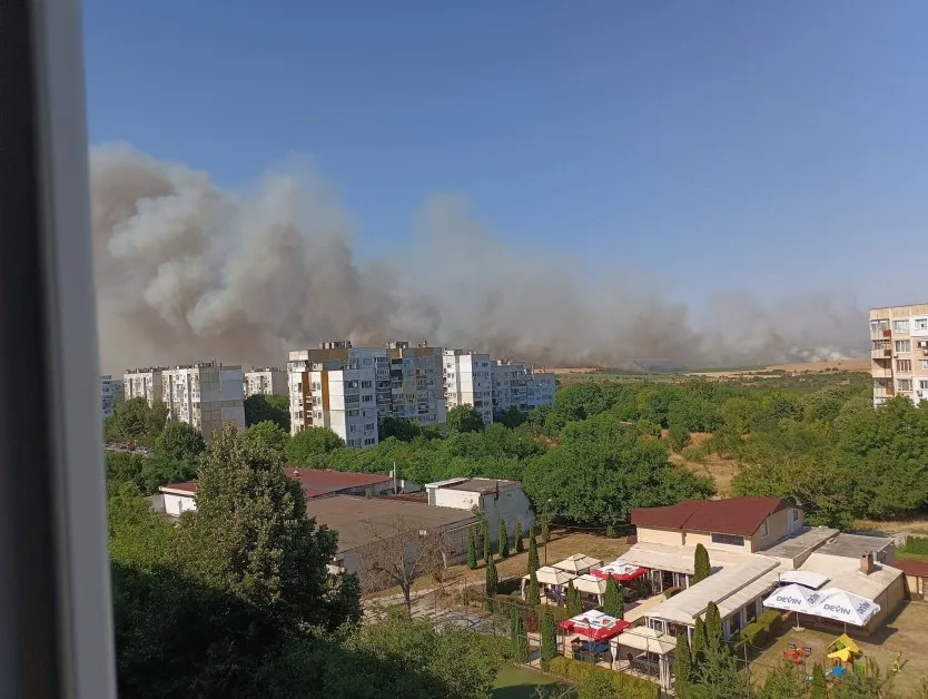 Огнен ад край Добрич: Коритото на река гори, гората е следваща СНИМКИ