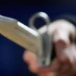 Мъж вилня в Харманли - счупи прозорец на банка и рани полицай с нож