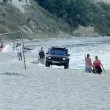 На метри от плажуващи: Джипове дрифтят по плажа на Паша дере ВИДЕО