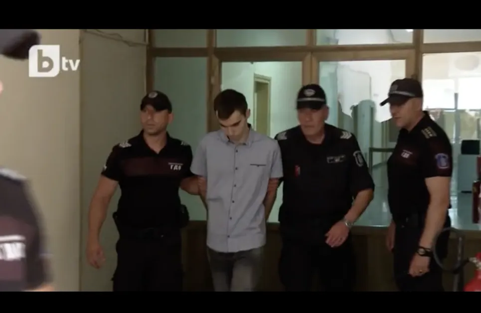 Домашен арест за младежа от Разград, погубил трима мъжа с колата на баща си СНИМКИ