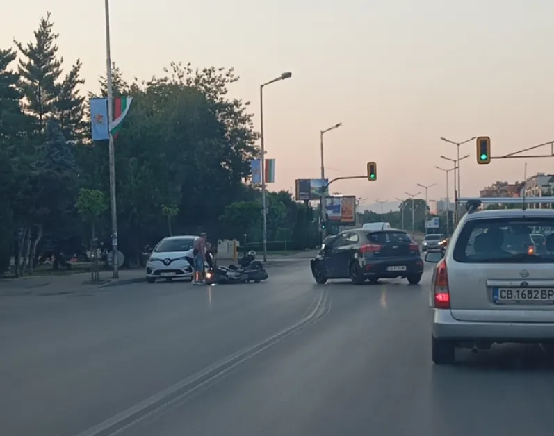 Кола и моторист се блъснаха в София СНИМКА