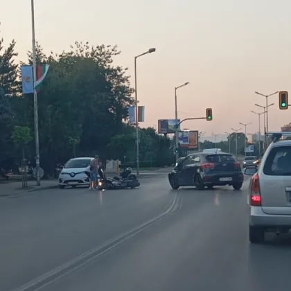 Кола и моторист се блъснаха в София СНИМКА