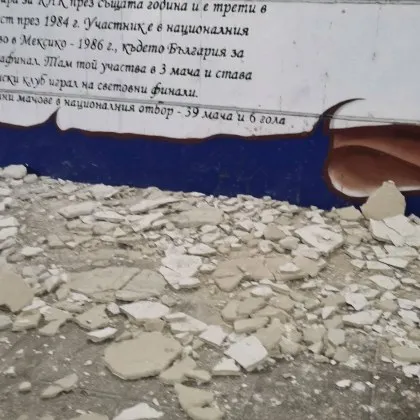 Паднала мазилка от тавана на подлеза до ХЕИ във Варна