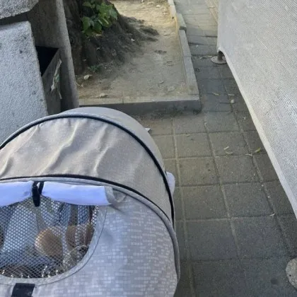 В Пазарджик отдавна да буташ детска количка по тротоара е приключение достойно