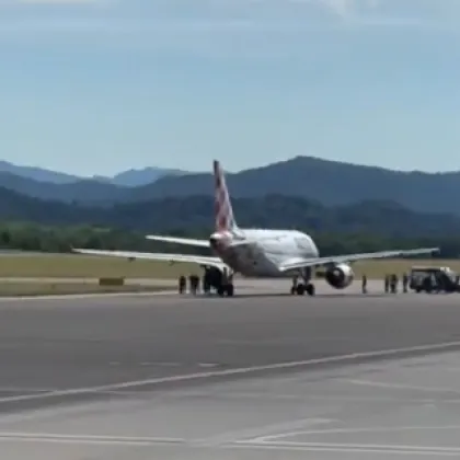 Мъж загина след като беше засмукан от самолетен двигател на