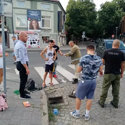 Спасителна акция в Пловдив, след като котенце падна в шахта СНИМКИ