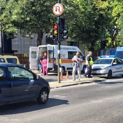 Такси блъсна жена на пешеходна пътека в центъра на Добрич