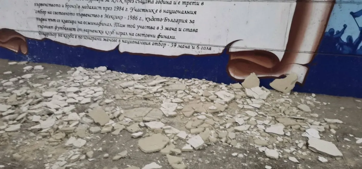 Опасно! Мазилка падна в подлез във Варна СНИМКИ