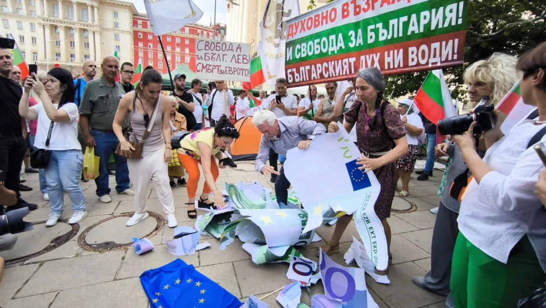 Протест в София в защита на лева СНИМКИ