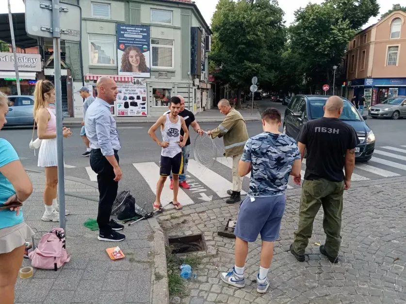 Спасителна акция в Пловдив, след като котенце падна в шахта СНИМКИ