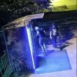 Камера "закова" нощни трошачи на вендинг машини: познахте ли ги?