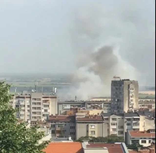 И Стара Загора пламна! Гъст черен дим и силен вятър пълзят към града ВИДЕО