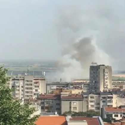 И Стара Загора пламна! Гъст черен дим и силен вятър пълзят към града ВИДЕО