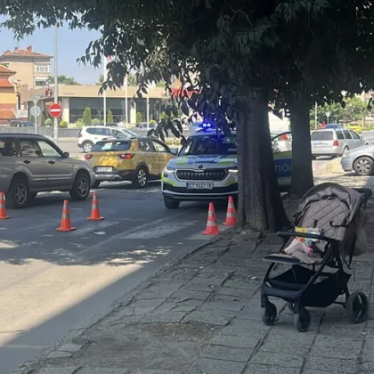 Кола блъсна майка с детска количка в Казанлък