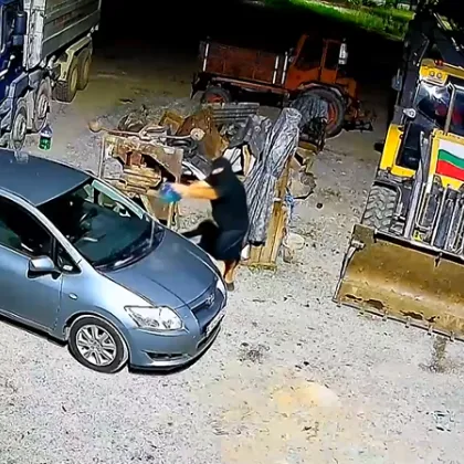 Маскиран подпали автомобил и земеделска техника в село Караполци Община