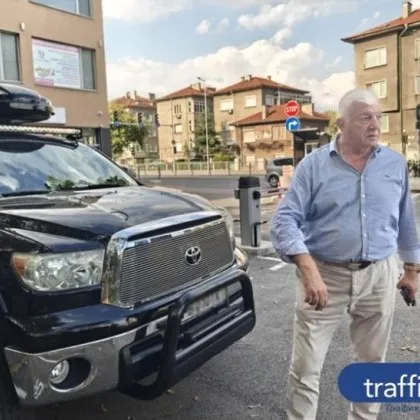 Огромен клон се е стоварил върху колата на бившия кмет