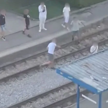 От рано сутрин младежи започват с вандалщината Това показва клип публикуван