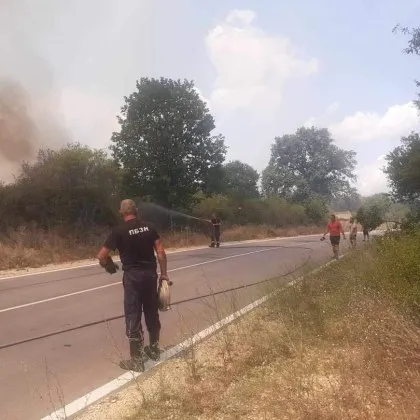 Пожар избухна встрани от пътя между Карлово и село Васил