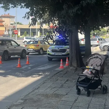 В болница е детето, блъснато от кола с майка си в Казанлък