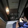 Полицаи спасиха заклещени в асансьор майка с бебето ѝ