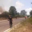 Пожар гори край пътя между Карлово и село Васил Левски
