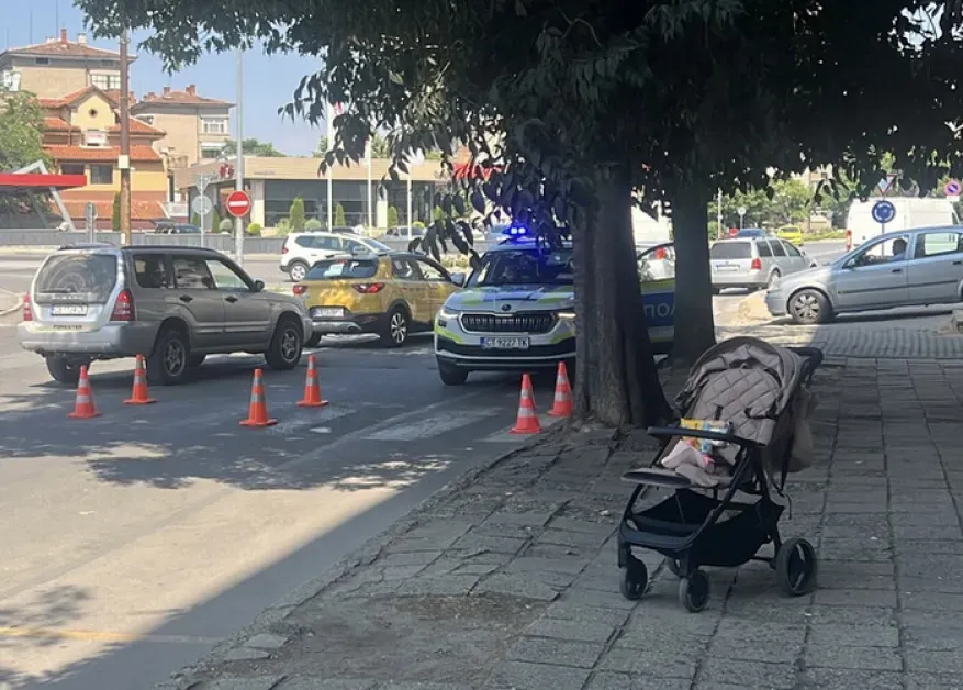 В болница е детето, блъснато от кола с майка си в Казанлък