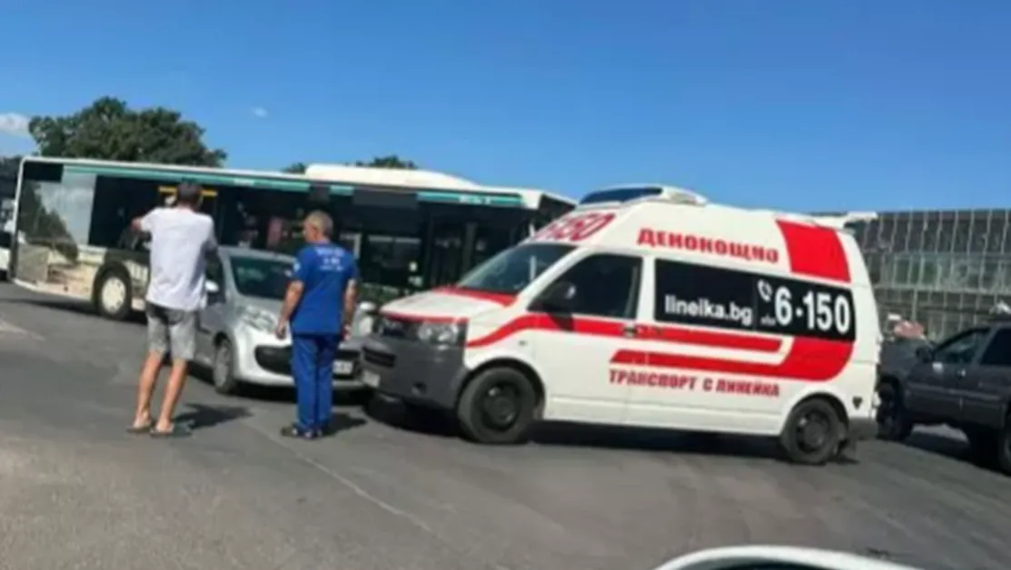 Кола се заби в линейка в Пловдив