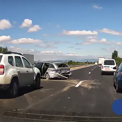 Катастрофа между два автомобила предизвика задръстване по автомагистрала Тракия при