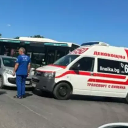 Кола се заби в линейка в Пловдив