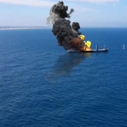 Кораб потъна в Червено море след въоръжено нападение