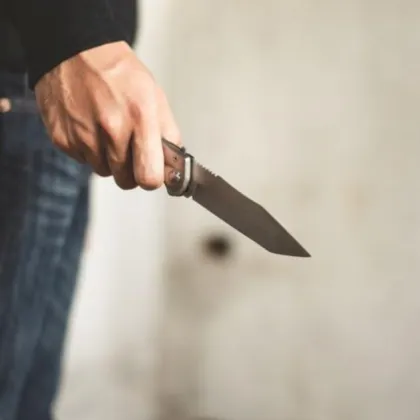 79 годишен мъж откри съседа си с прободна рана в корема в Старозагорско съобщиха от полициятаНа