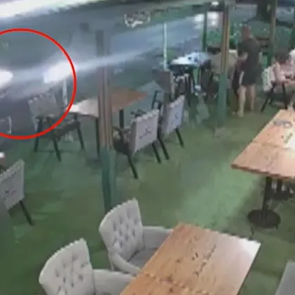 Видеоклип разпространен от bTV показва момента на тежката катастрофа в