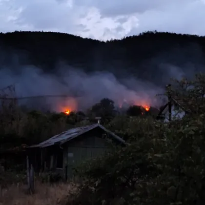През цялата нощ пожарникари са дежурили край местата където снощи