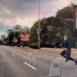 Наркоман или самоубиец? Софиянци в шок от жива мишена пред коли ВИДЕО