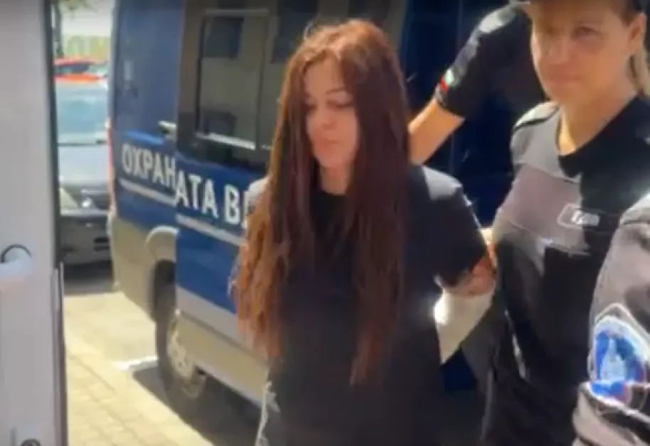 Дебора остава в ареста