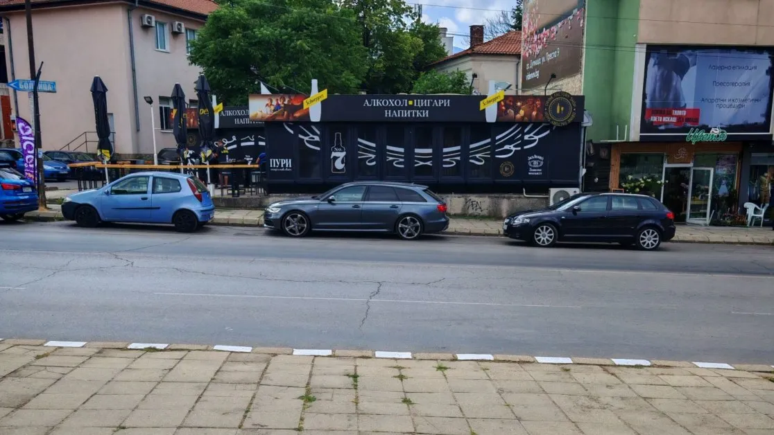 Дупничанка се разсърди за неправилно паркирали автомобили. Има ли нередност? СНИМКА