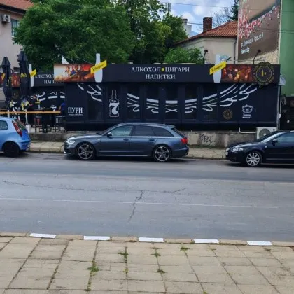 Дупничанка се разсърди за неправилно паркирали автомобили. Има ли нередност? СНИМКА