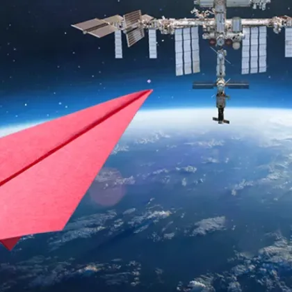 Какво би се случило ако хвърлим хартиен самолет от Международната