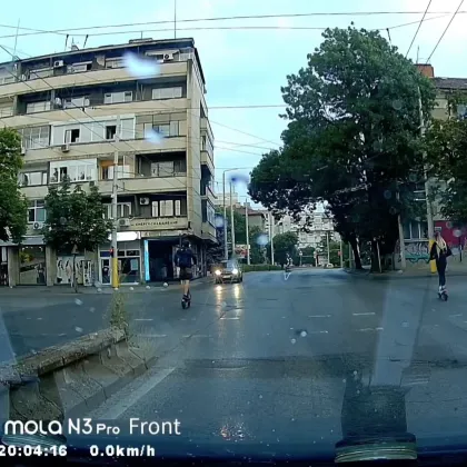 Младежи на тротинетки в Русе - в насрещното и на червено ВИДЕО