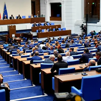 Кабинетът Желязков оцеля и след четвъртия вот на недоверие Той