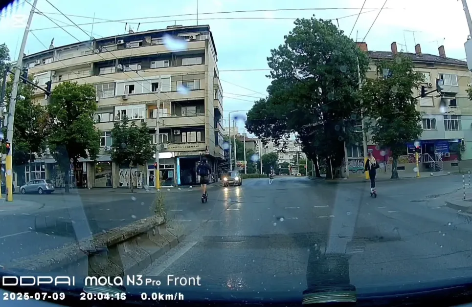 Младежи на тротинетки в Русе - в насрещното и на червено ВИДЕО